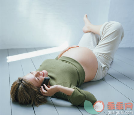 沟通,摄影,Y50701,斜躺着,充满的_3502-000057_Pregnant Woman using Cellphone_创意图片_Getty Images China