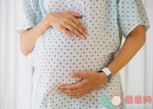 主题,健康保健,概念,视角,构图_75649313_Pregnant woman in hospital gown_创意图片_Getty Images China