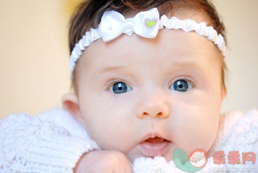 人,毛衣,室内,蓝色眼睛,棕色头发_147454126_Close up of baby girl_创意图片_Getty Images China