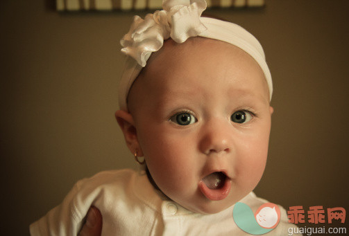 人,婴儿服装,室内,灰色眼睛,手指_159207436_Baby Mia_创意图片_Getty Images China