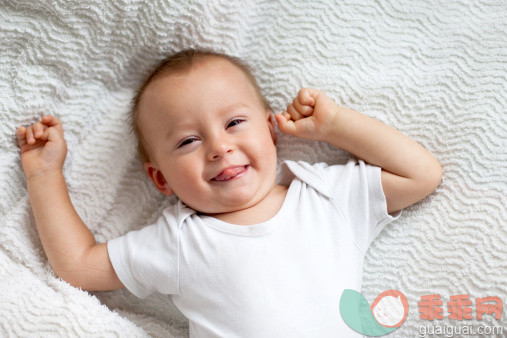 人,婴儿服装,床,12到17个月,室内_149721352_Funny boy_创意图片_Getty Images China