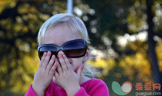 人,户外,太阳镜,金色头发,站_156534475_Toddler Girl and Sunglasses_创意图片_Getty Images China