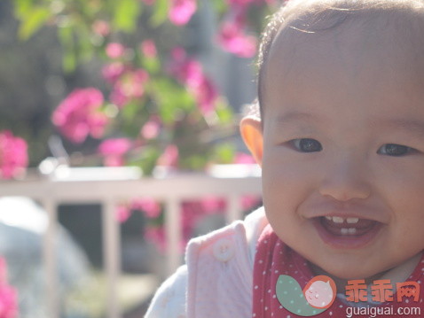 人,婴儿服装,户外,快乐,微笑_163000036_baby smiling in good weather_创意图片_Getty Images China