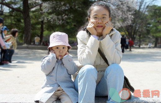 人,休闲装,12到17个月,四分之三身长,户外_160984260_Cute Mom and cute daughter_创意图片_Getty Images China