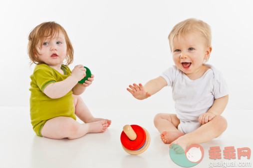 戒指,人,婴儿服装,玩具,影棚拍摄_153340270_Two babies playing together_创意图片_Getty Images China