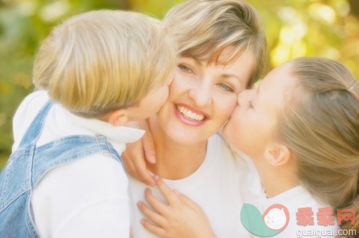 人,户外,40到44岁,快乐,深情的_77875767_Mother gets kisses from her children_创意图片_Getty Images China