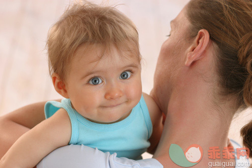 人,衣服,头发,爱的,金色头发_143732930_Baby auf dem Arm der Mutter_创意图片_Getty Images China