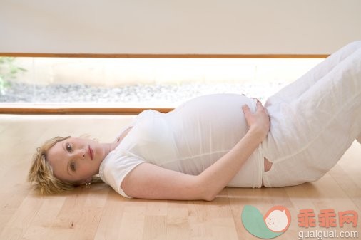 运动,锻炼,摄影,肖像,头发长度_200383628-001_Pregnant woman lying on floor_创意图片_Getty Images China