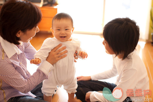 人,休闲装,牛仔裤,T恤,生活方式_142094152_Family in living room_创意图片_Getty Images China