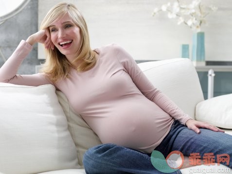 舒服,人生大事,摄影,头发长度,长发_200415128-001_Pregnant woman on sofa, smiling_创意图片_Getty Images China