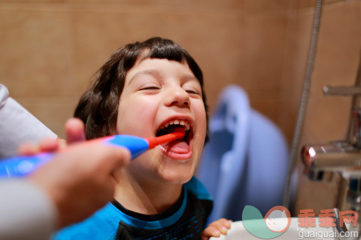 人,休闲装,牙刷,水槽,水龙头_168814755_Boy brushing his teeth_创意图片_Getty Images China