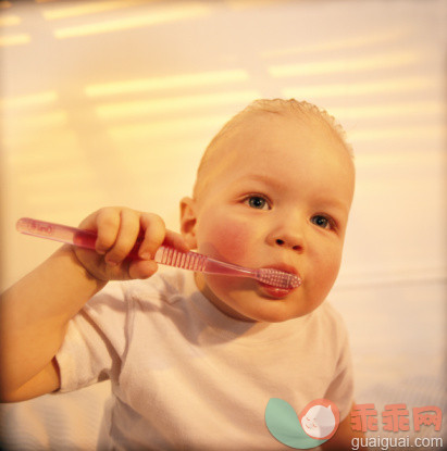 健康保健,口腔卫生,构图,图像,摄影_200197361-001_Male toddler (18-21 months) brushing teeth_创意图片_Getty Images China