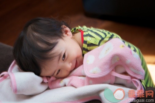 人,休闲装,室内,微笑,拥抱_136482698_Girl snuggling with her blanket_创意图片_Getty Images China