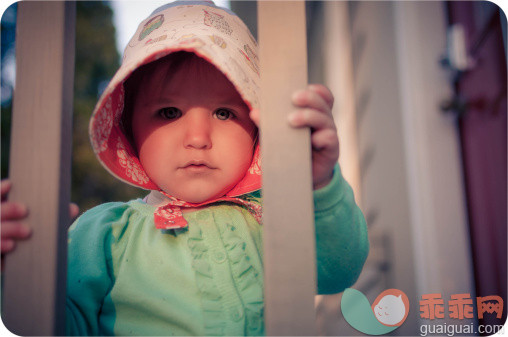 人,毛衣,户外,灰色眼睛,白人_157297279_Little girl's bonnet_创意图片_Getty Images China