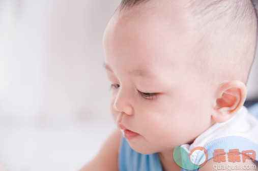 人,休闲装,室内,可爱的,0到11个月_147185360_Close up of baby boy_创意图片_Getty Images China