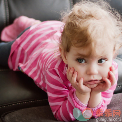 人,婴儿服装,椅子,室内,金色头发_146667370_Little girl looking away_创意图片_Getty Images China