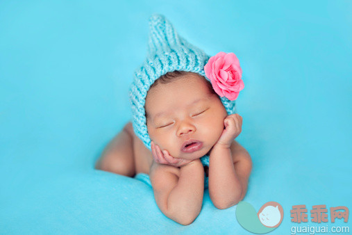 人,婴儿服装,影棚拍摄,小的,可爱的_149460490_Newborn girl_创意图片_Getty Images China