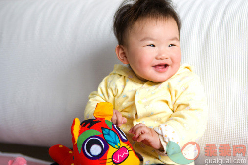 人,婴儿服装,玩具,室内,坐_139008521_Baby playing with toy dragon_创意图片_Getty Images China