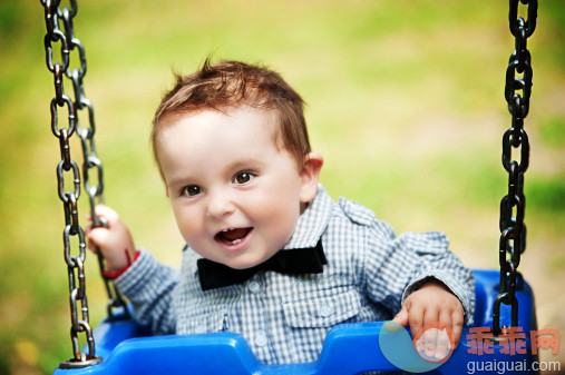 人,链,户外,褐色眼睛,荡秋千_152367457_Boy enjoying on swing_创意图片_Getty Images China