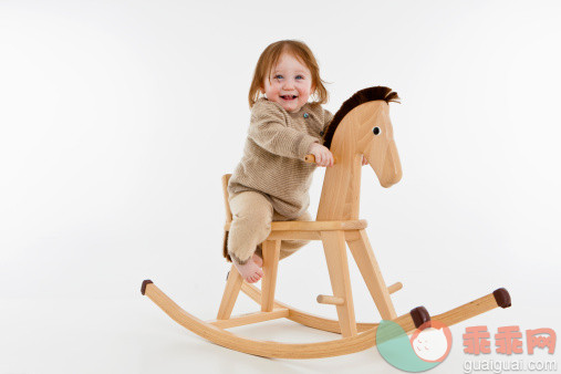 人,休闲装,玩具,影棚拍摄,人的嘴_153340259_A baby girl on a rocking horse_创意图片_Getty Images China