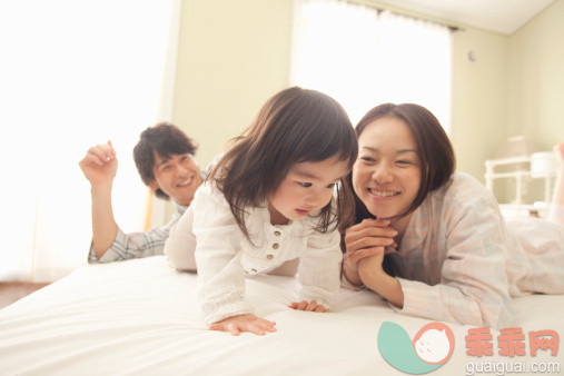 人,床,二件式睡衣,室内,25岁到29岁_117984413_Baby Girl and Parents in Bed_创意图片_Getty Images China