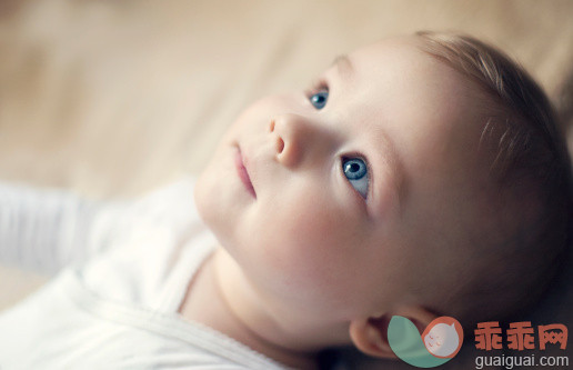 人,婴儿服装,室内,蓝色眼睛,金色头发_162125050_Blue eyes_创意图片_Getty Images China
