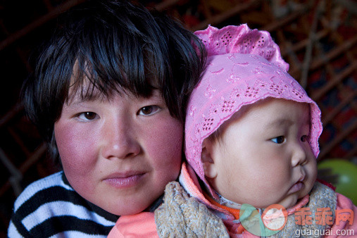 人,建筑结构,建筑,室内,房屋_127058098_Kyrgyzstan, Naryn province, Arpa Valley, portrait of young women and baby inside a yurt_创意图片_Getty Images China