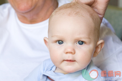 人,婴儿服装,12到17个月,室内,中间部分_157561392_Baby Blues_创意图片_Getty Images China