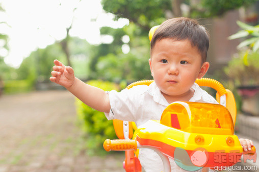 人,休闲装,12到17个月,户外,棕色头发_146414546_Little boy riding bicycle_创意图片_Getty Images China