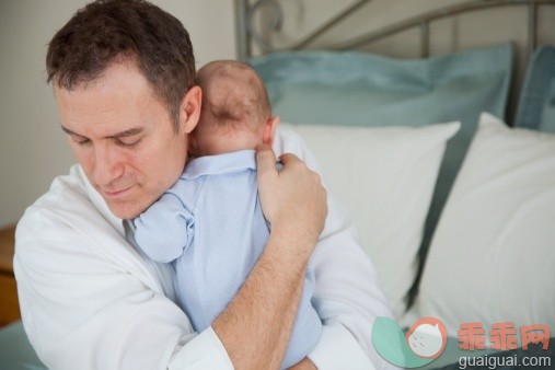 人,床,12到17个月,室内,40到44岁_126292363_a father hugging a baby_创意图片_Getty Images China