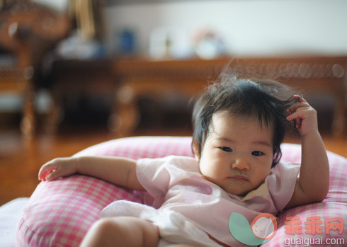 人,婴儿服装,软垫,四分之三身长,室内_161796449_Baby Thinking_创意图片_Getty Images China