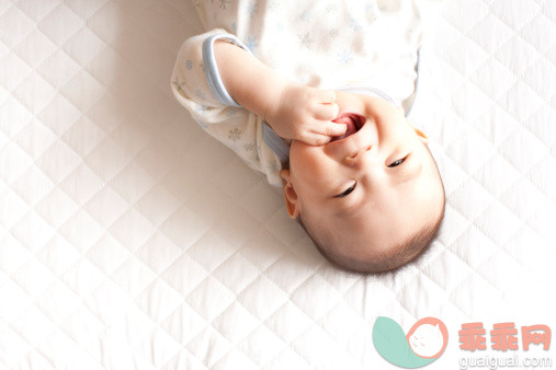 人,2到5个月,室内,人的嘴,躺_142094122_Baby girl lying down and smiling_创意图片_Getty Images China