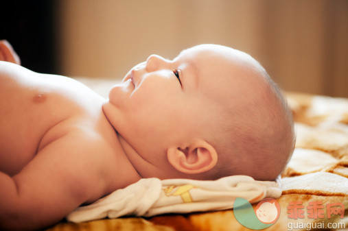 人,室内,满意,微笑,毯子_157767783_Baby girl portrait_创意图片_Getty Images China