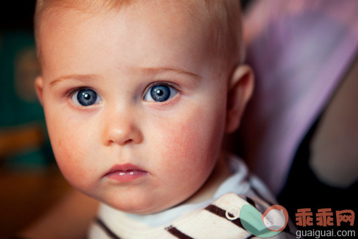 人,休闲装,室内,蓝色眼睛,白昼_152235632_Portrait of baby_创意图片_Getty Images China