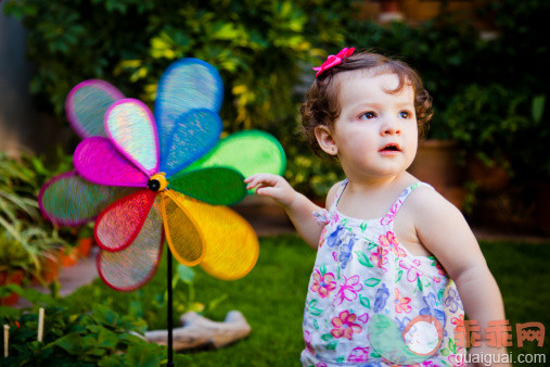 人,休闲装,12到17个月,户外,园林_145660560_Baby girl with pinwheel_创意图片_Getty Images China