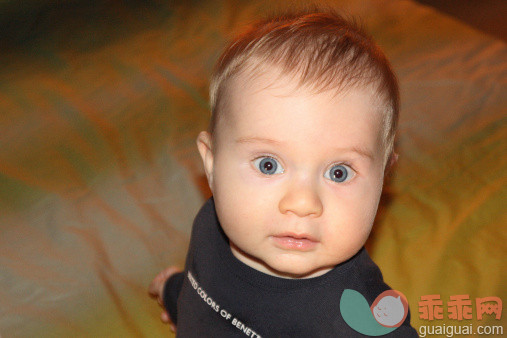 人,婴儿服装,室内,蓝色眼睛,担心_136779899_Portrait of baby_创意图片_Getty Images China