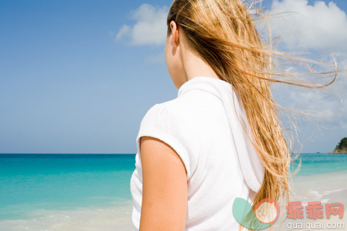 人,度假,户外,头发,白人_82109374_A woman on a beach_创意图片_Getty Images China