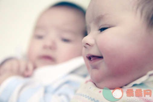 人,婴儿服装,室内,认真的,微笑_160426446_The twins_创意图片_Getty Images China