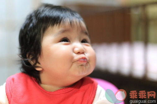 人,休闲装,室内,坐,红色_156950085_Infant playing with her mouth_创意图片_Getty Images China