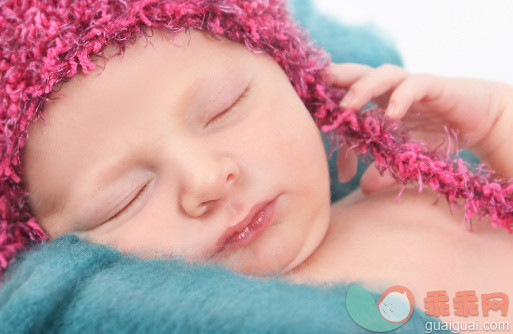 人,室内,睡觉,白昼,0到11个月_154728621_bebe con gorro de lana rosa_创意图片_Getty Images China