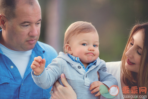 橙色,人,休闲装,婴儿服装,生活方式_556057395_New Parents - Middle Age_创意图片_Getty Images China