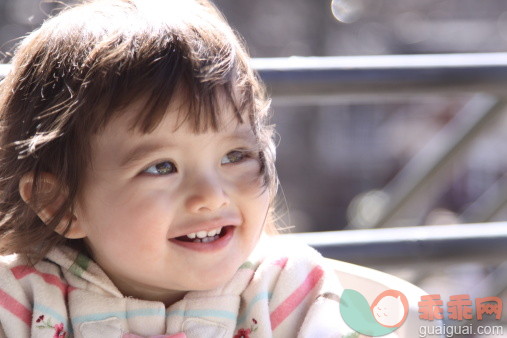 人,婴儿服装,12到17个月,户外,快乐_146458501_Cute baby smiling_创意图片_Getty Images China