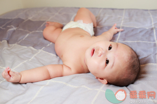 人,床,尿布,室内,卧室_154027627_Baby girl wearing diaper_创意图片_Getty Images China