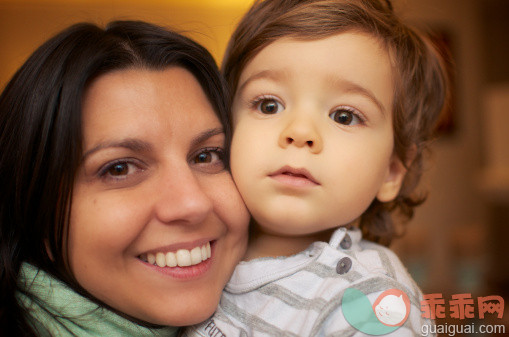 人,休闲装,12到17个月,室内,40到44岁_150769033_Little boy with mother_创意图片_Getty Images China