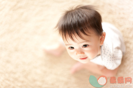 人,休闲装,生活方式,室内,35岁到39岁_119701486_Baby Boy Sitting on Floor_创意图片_Getty Images China