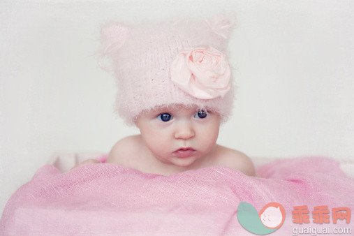 人,影棚拍摄,篮子,坐,粉色_129221016_Baby girl in pink hat_创意图片_Getty Images China