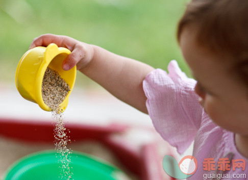 人,休闲装,12到17个月,户外,碗_146516242_Girl playing with sand_创意图片_Getty Images China