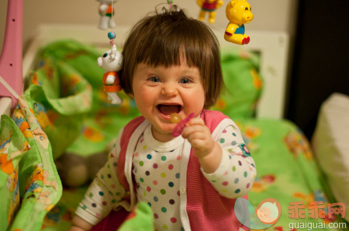 人,休闲装,床,玩具,2到5个月_156018620_Baby with pacifier laughing_创意图片_Getty Images China