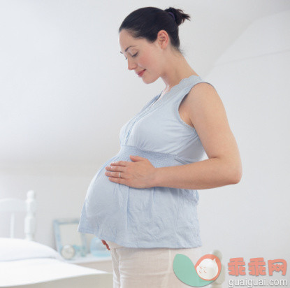 摄影,肖像,卧室,室内,躯干_200217599-001_Pregnant woman standing in bedroom looking at stomach, smiling_创意图片_Getty Images China