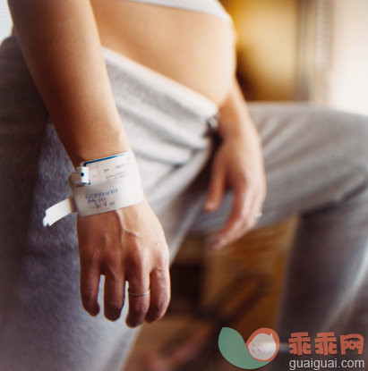 摄影,Y50701,手,标签,胸卡_6410-001686_Pregnant Woman with Name Tag_创意图片_Getty Images China